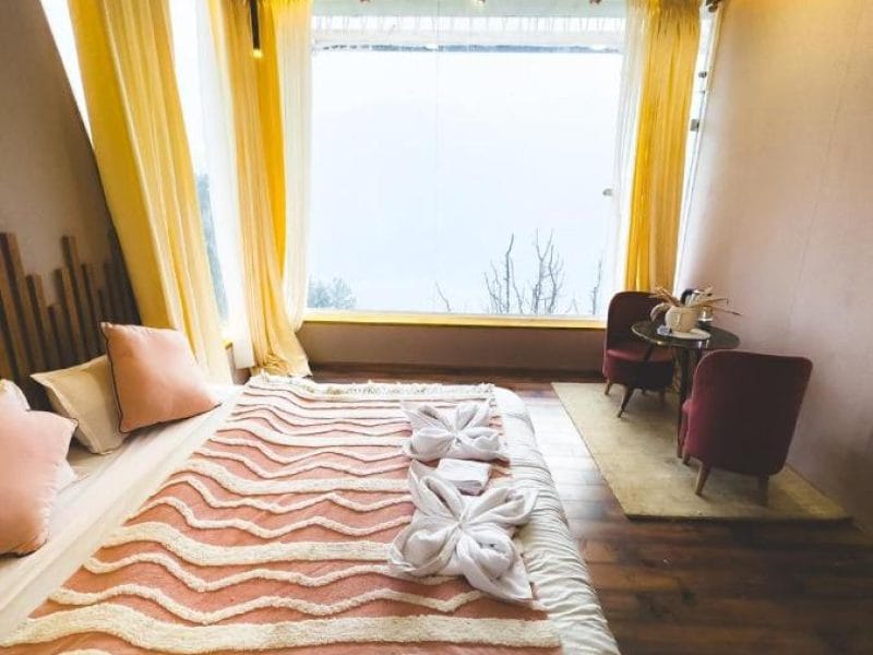 Infinity room with panoramic view of mountains