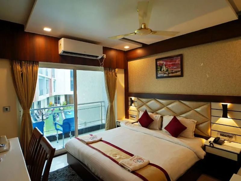 Deluxe Swimming Pool View