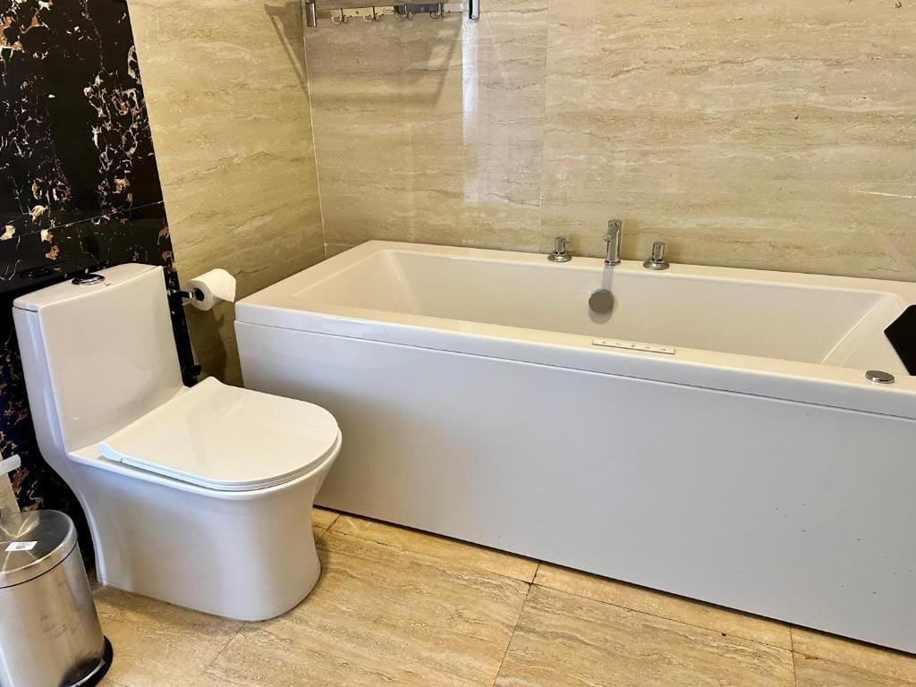 King Room with bath tub